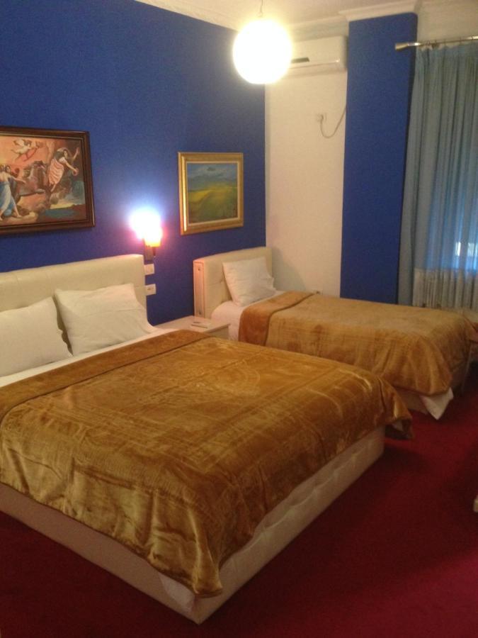 Hotel Bujtina Bicolli 科尔察 外观 照片