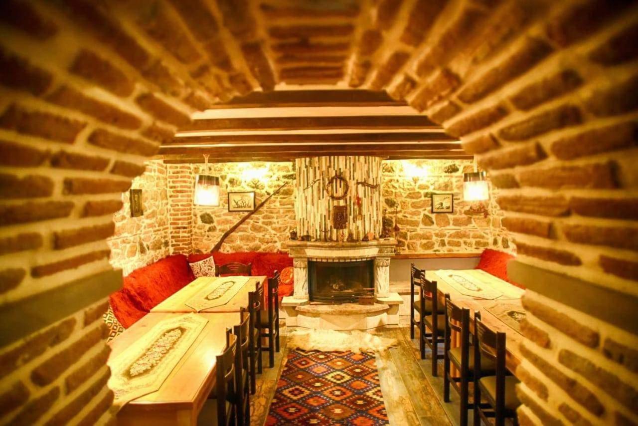 Hotel Bujtina Bicolli 科尔察 外观 照片