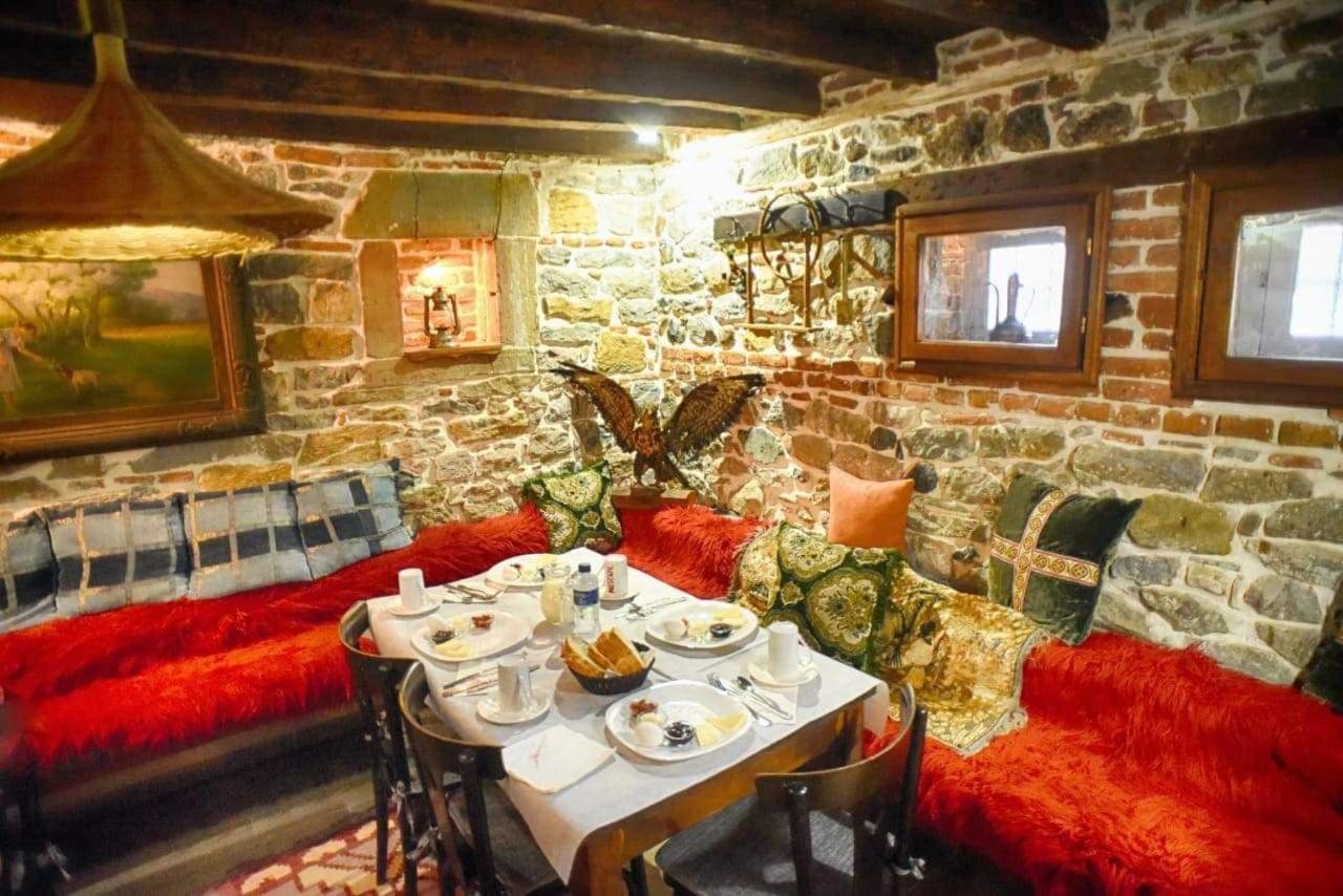 Hotel Bujtina Bicolli 科尔察 外观 照片