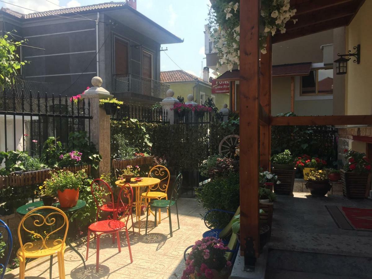 Hotel Bujtina Bicolli 科尔察 外观 照片