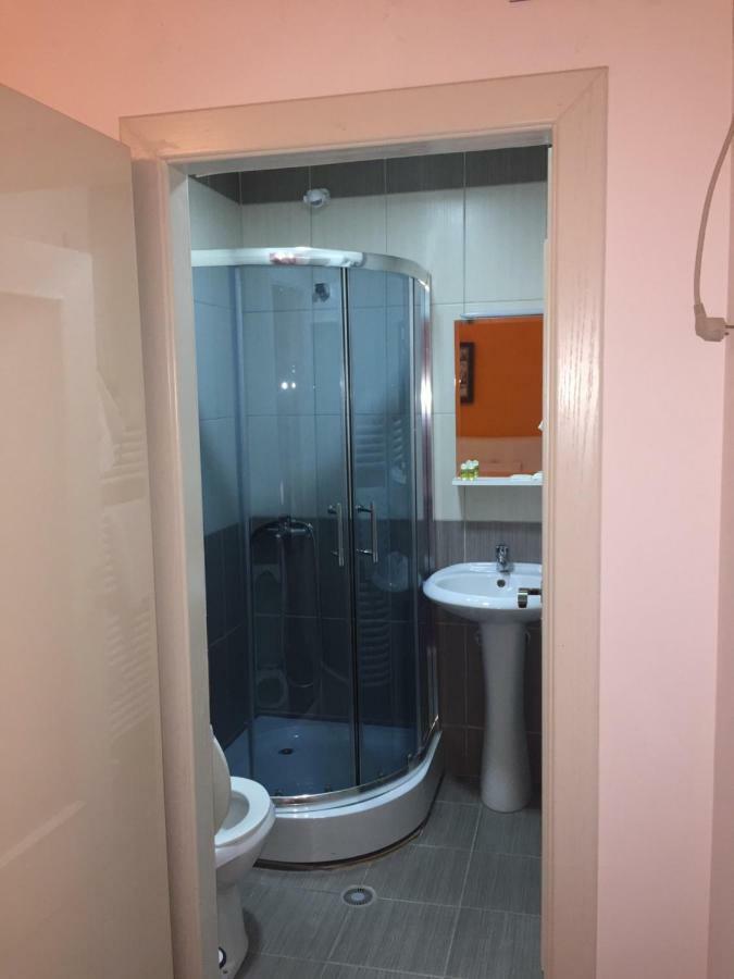 Hotel Bujtina Bicolli 科尔察 外观 照片